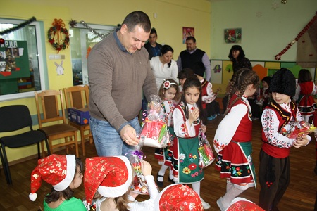 Малки коледари сурвакаха кмета на Раковски