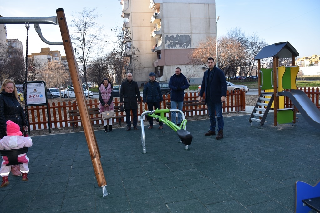 Нова детска площадка радва децата на район „Тракия“ в Пловдив за Коледа