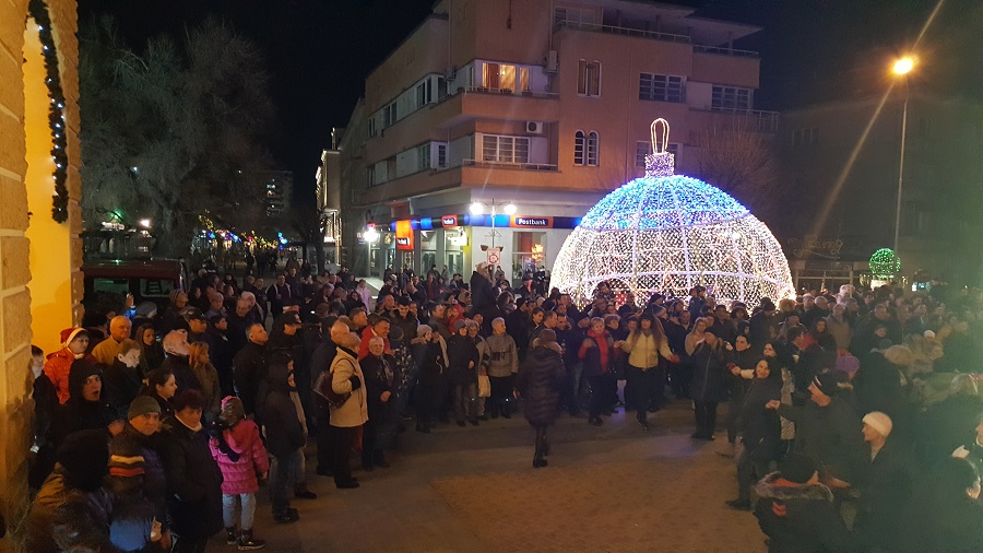 Заря, баница с късмети, вино и право хоро на площада в Сливен