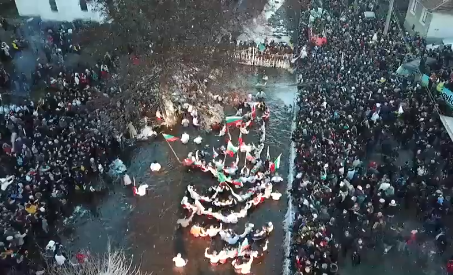 Вижте мъжкото хоро в Калофер от птичи поглед (ВИДЕО и СНИМКИ)