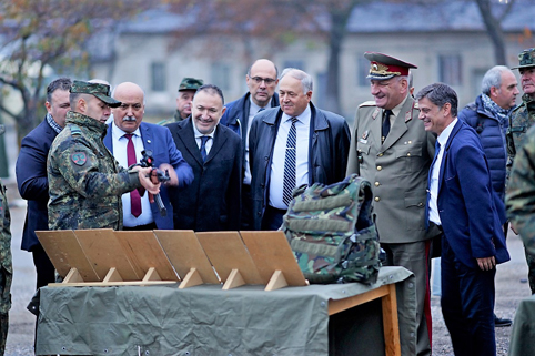 Армията закъса и за ефрейтори