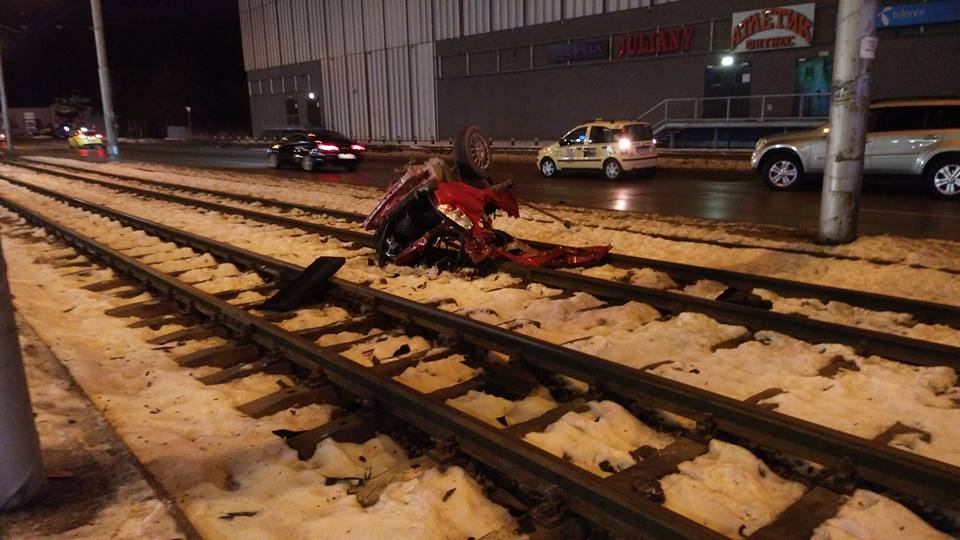 Кола се разцепи на две до тунела в Люлин (СНИМКИ)