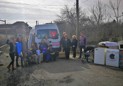 Обездвижен мъж получи мебели и инвалидна количка