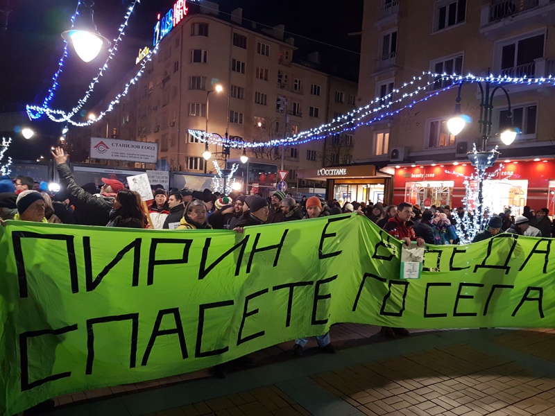 Професионални протестъри гласят бой с полицията