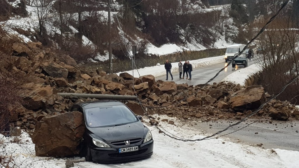 Каменно срутище се стовари върху кола в Смолянско, няма пострадали