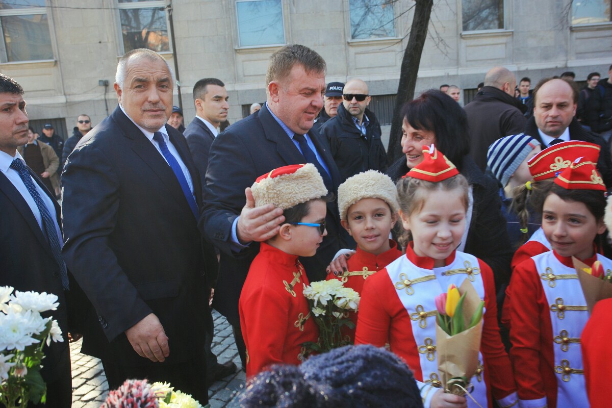 Хиляди отдават почит пред паметника на Апостола в София (СНИМКИ)