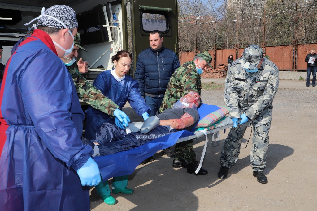 Военни медици спасяваха затрупани под рухнала сграда хора (СНИМКИ)