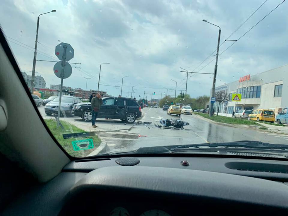 Моторист и колоездач са в болница след отнето предимство