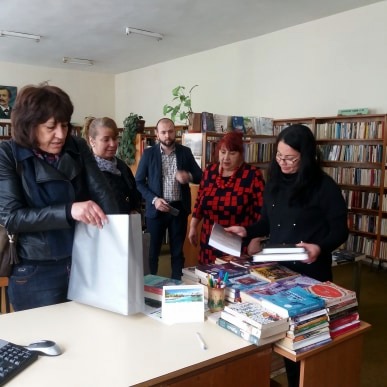 Общинските съветници от ГЕРБ дариха книги на библиотеката към НЧ „Братство“ в Павликени