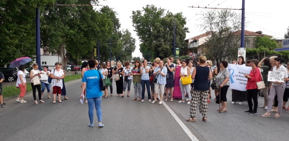 Медицински сестри блокираха пътя Пазарджик-Пещера