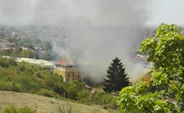 Ограничен е пожарът, възникнал в жилищна кооперация в Бухово