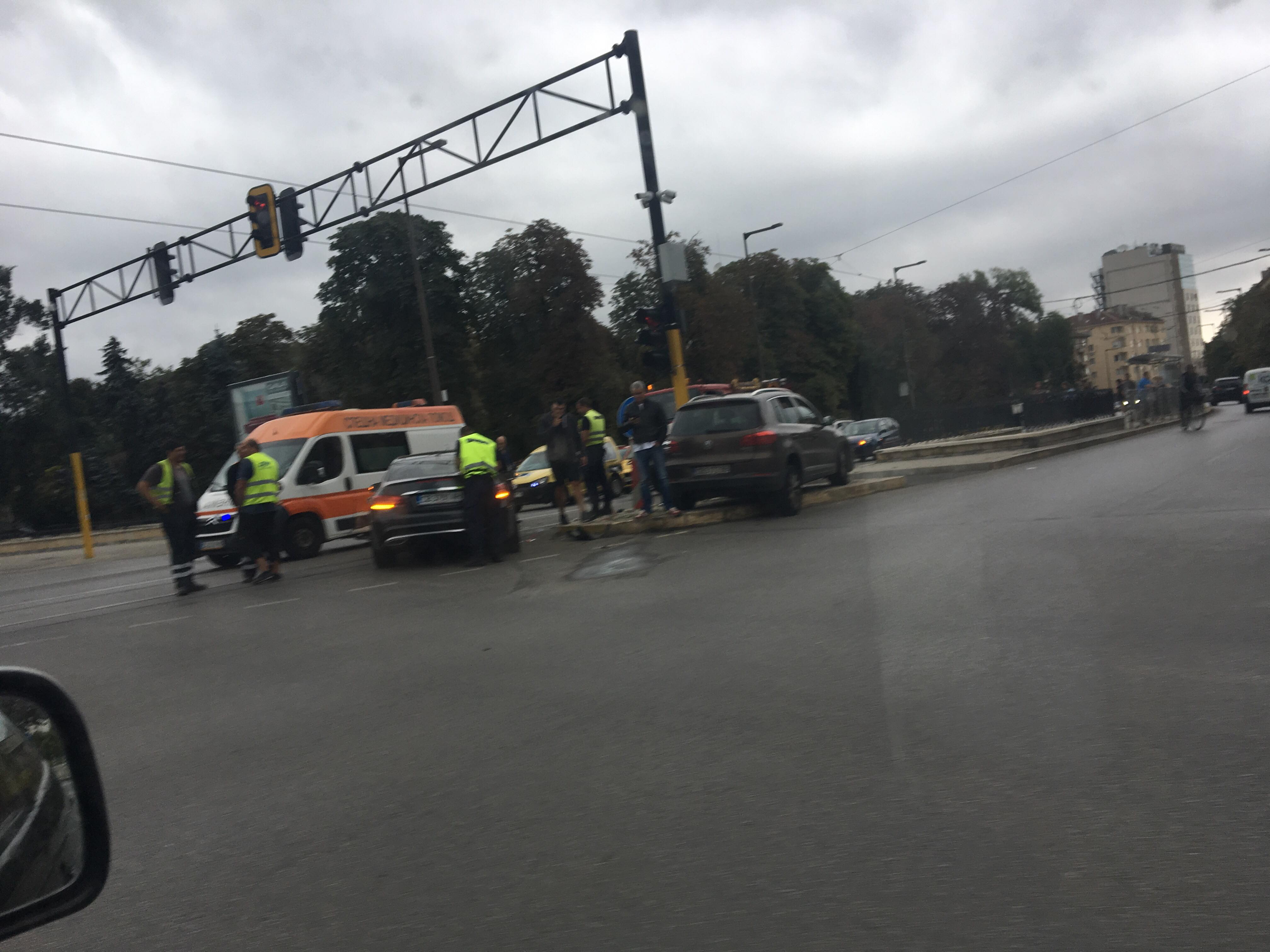 Джип и кола се удариха пред централата на ГЕРБ в София (СНИМКИ)