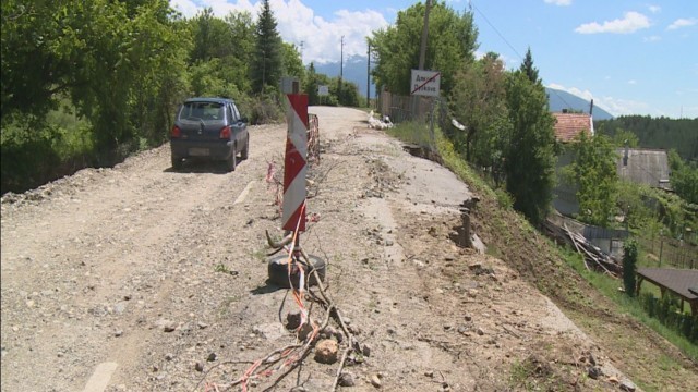 Свлачище отнесе шосе в Дупнишко, може да затрупа къщи