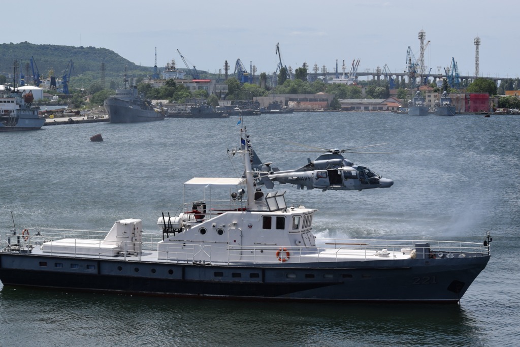 Хвърлят Богоявленския кръст в морето от боен катер