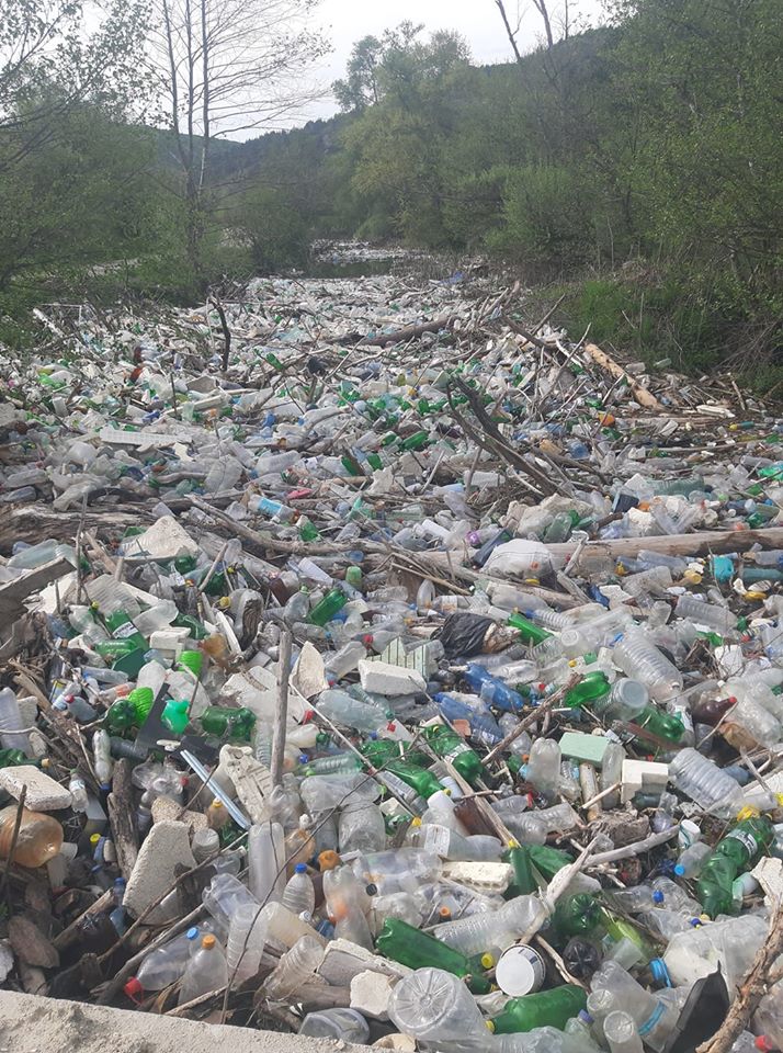 Прокуратурата в Разлог проверява кой е отговорен за замърсяването на река Места