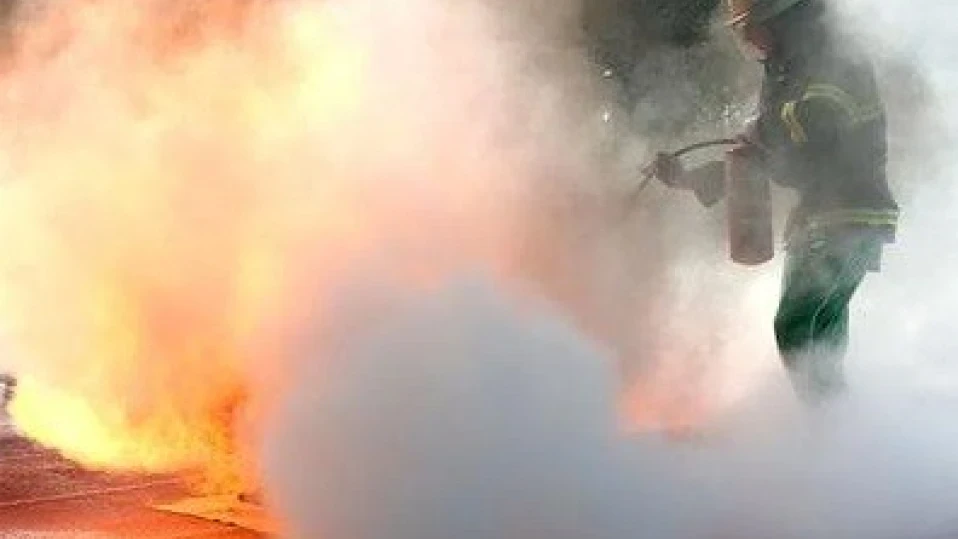 Пожар пламна в автосервиз в София, двама пострадаха