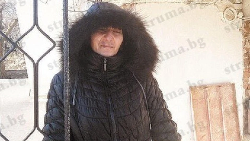 Нападната данъчна от Благоевград целувала ръцете на крадците, за да я оставят