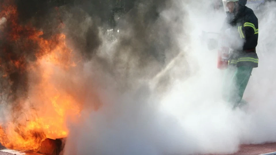 Горял е автомобил за опесъчаване край Търговище