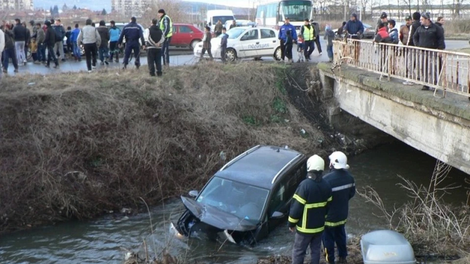 Пиян открадна колата на холандец и я потопи в река в Казанлък