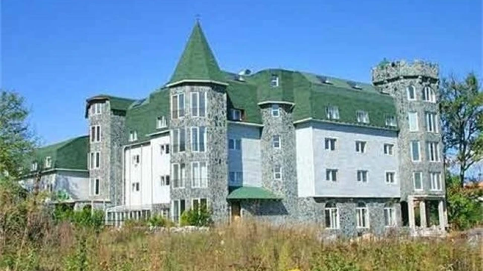 Овладяха пожара в хотела на Вапцарови в Банско