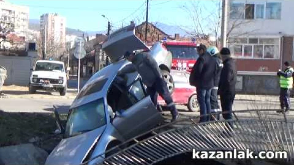 Ето как лека кола падна в река в Казанлък