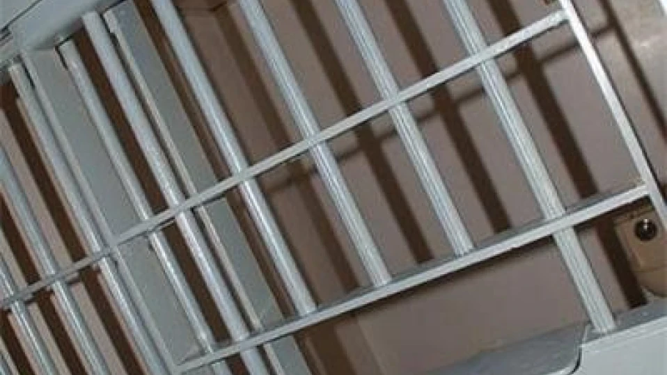 Лишен от свобода се качи на покрива на затвора в Бобов дол, постави искания