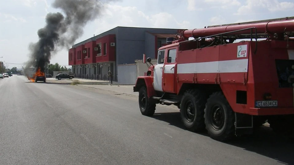 4 часа пожарникари гасиха дърводелска работилница в Ямбол