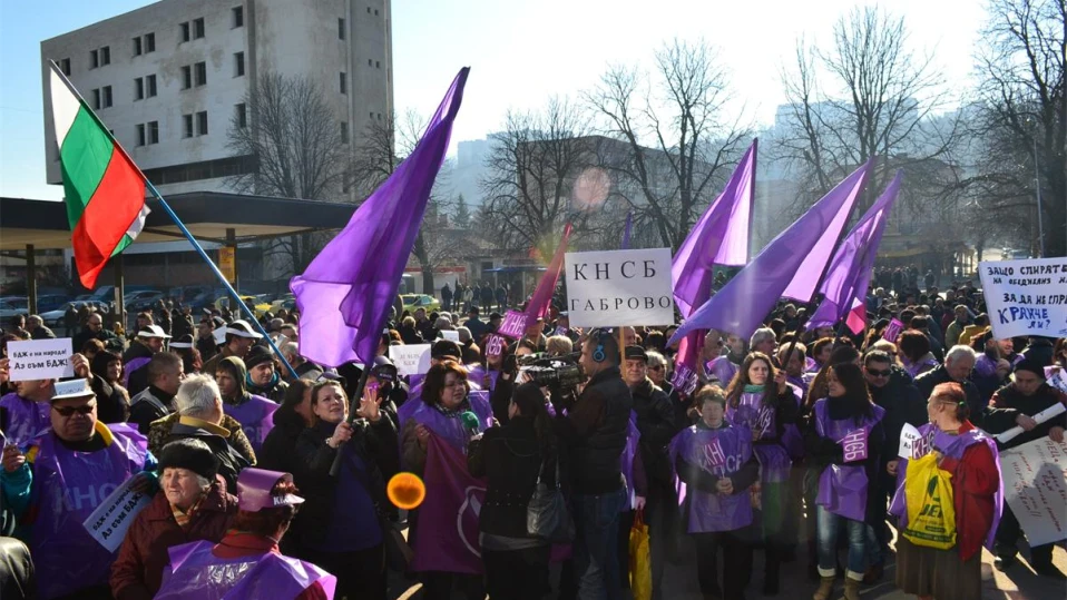 Хиляди на протест заради спрените влакове (Обзор)