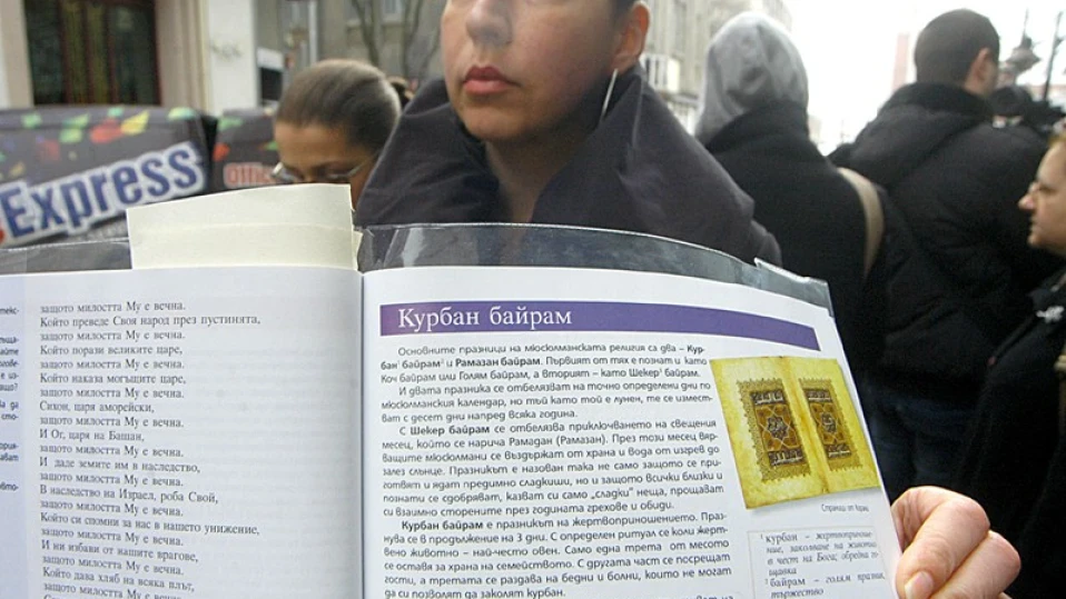 Протест за бърза смяна на учебниците