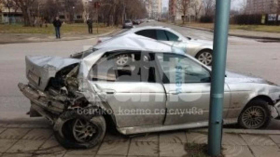 Лек автомобил се размаза в бетонна стена в Пловдив