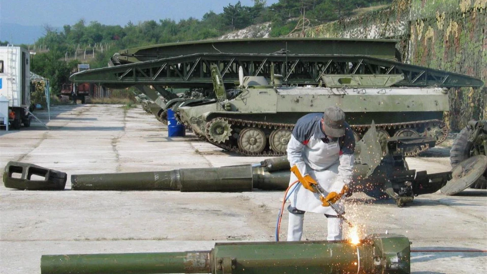 Чистка в оръжейна фирма на военните