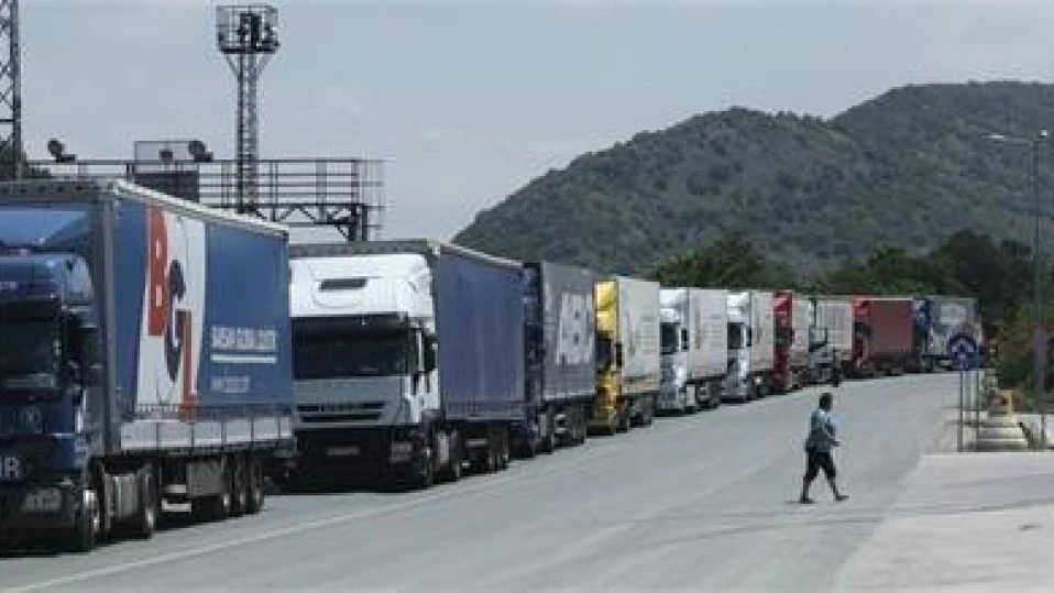 Проблем в сръбската система образува опашка на ГКПП Калотина