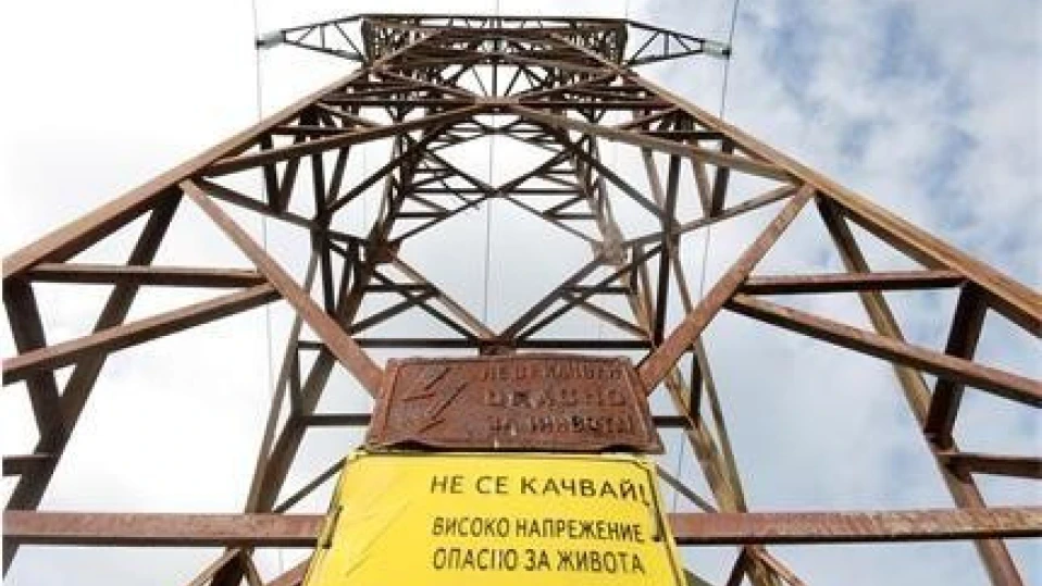 Първо в Труд: Спасяват трафопостове от крадци