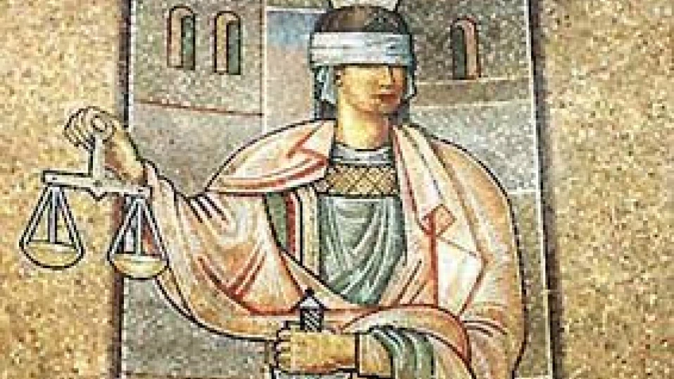 Осъдиха дупничанка, псувала ченгета