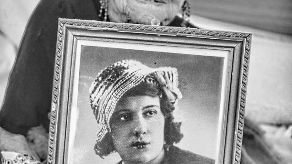 104-годишна баба пее и танцува с Мира Добрева