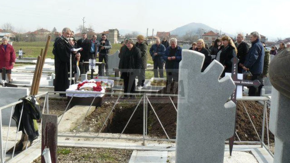 Бабата на сестрите Белнейски плаче: Миличките ми, ето и татко ви идва при вас!