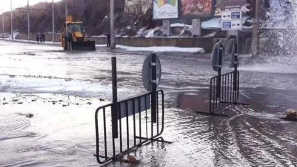 Спукан водопровод край Дупница залива дворове на къщи, пренасочват движението