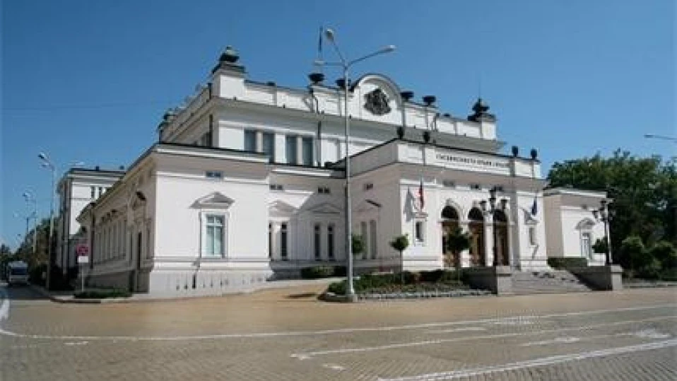 Депутатите се изпокараха за 16-те милиарда, Борисов пристига в парламента