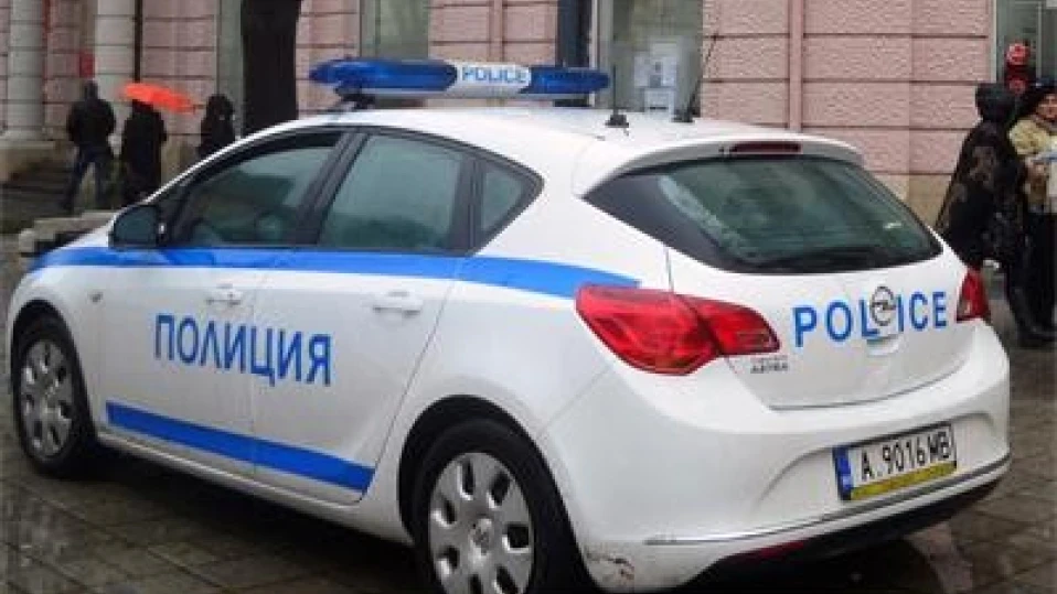 Полицай пострада при опит да разтърве биещи се в участъка в Завет мъже