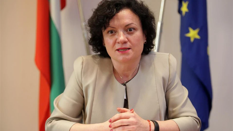 Ивелина Василева, министър на околната среда и водите:  Усмихната късметлийка с трънлив климат в петата