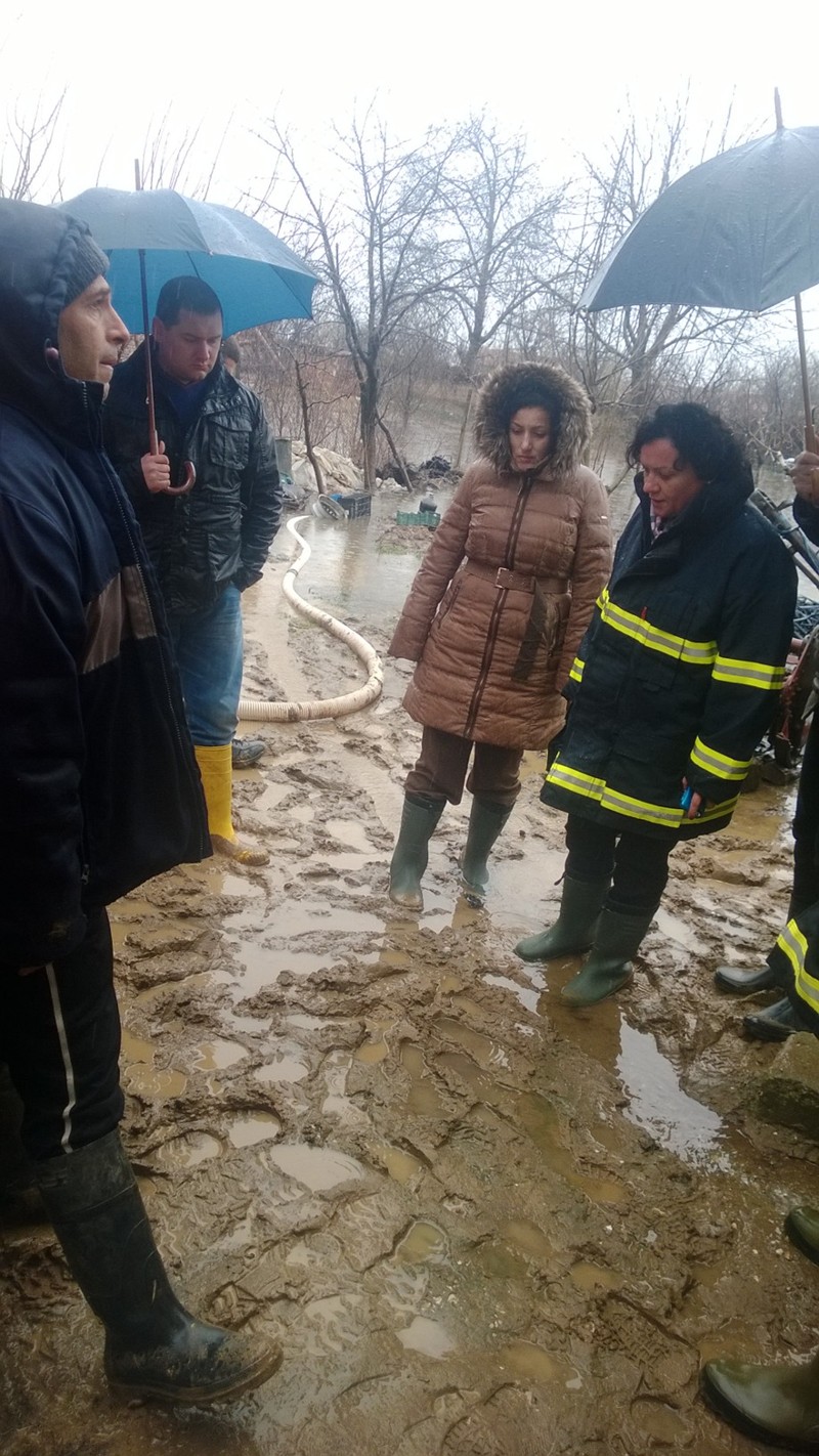 Министър Василева от Мало Конаре: Ще се опитаме да изведем водата извън селото