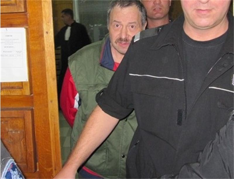 Процесът срещу Петко Стрелеца стартира с охрана и при закрити врати. Той крещи в коридора: Невинен съм!