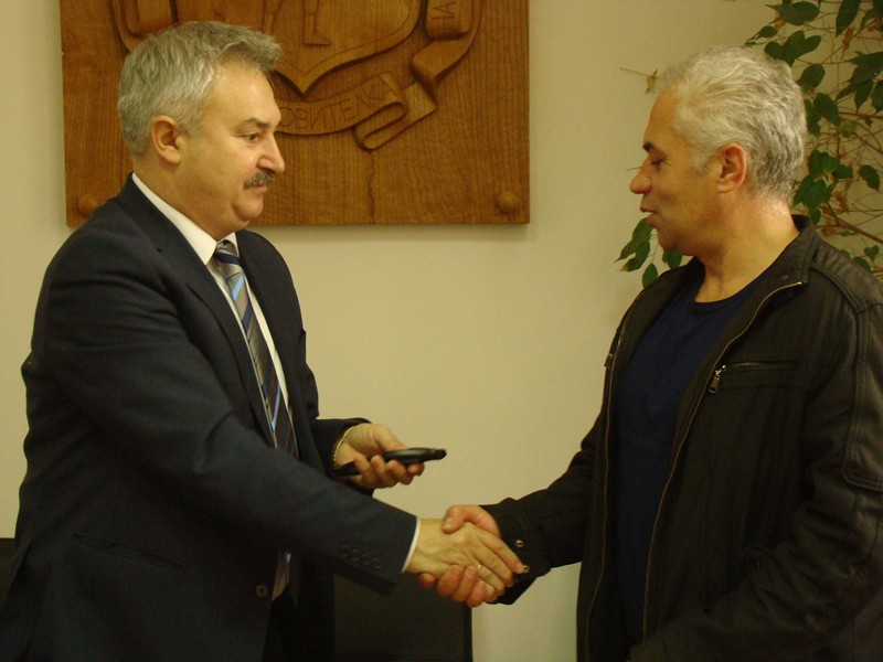 Полицаи гонят апаши с депутатски мерцедеси