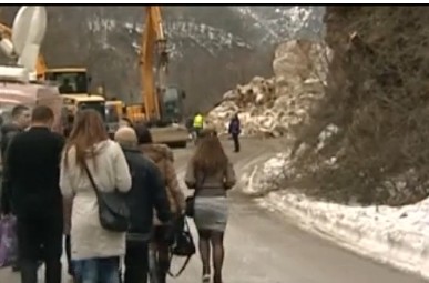 Продължава разчистването на пътя Асеновград-Смолян