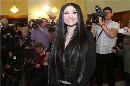 Софи Маринова се яви в съда по делото за Главестия, опростиха й глобата