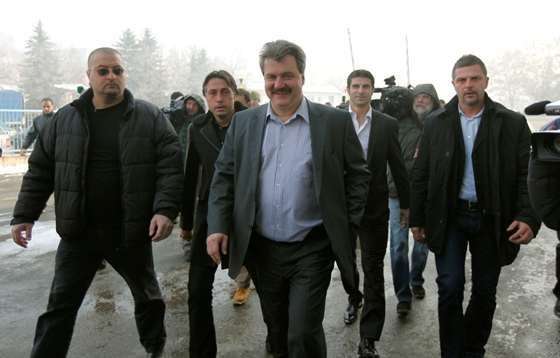 Тръст иска без пари акциите на „Левски“
