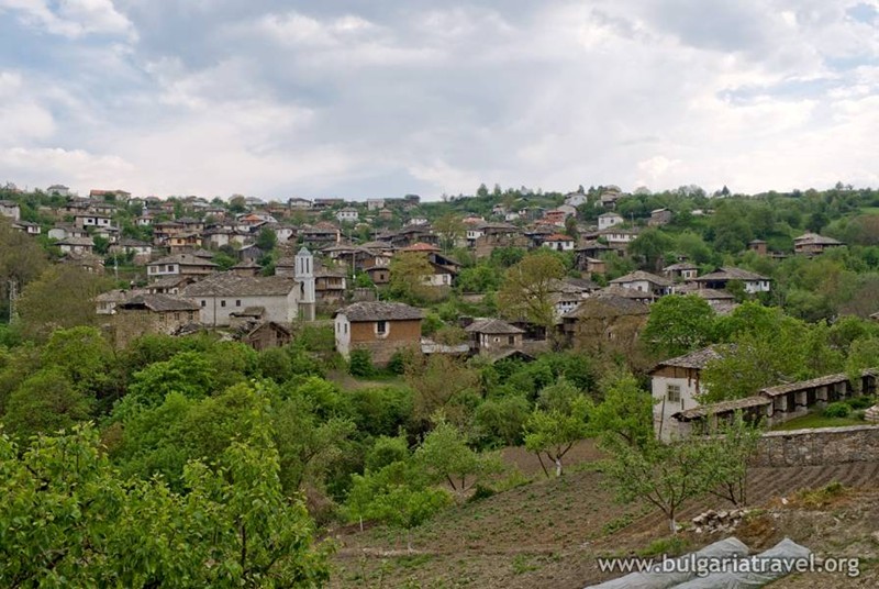 Село излезе на протест срещу срутване на незаконен строеж