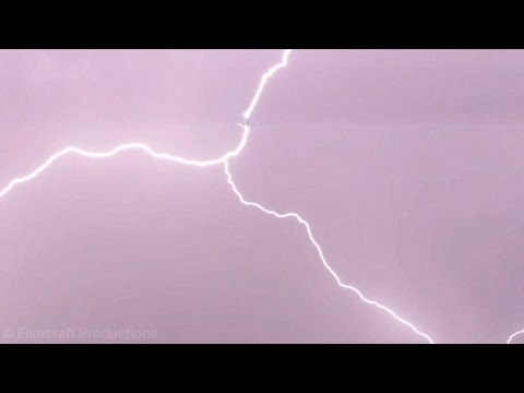 Вижте как мълния удря два самолета един след друг (видео)