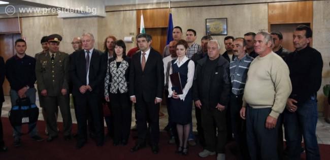 Плевнелиев награди доброволците, участвали в спасителните акции в Смолянско