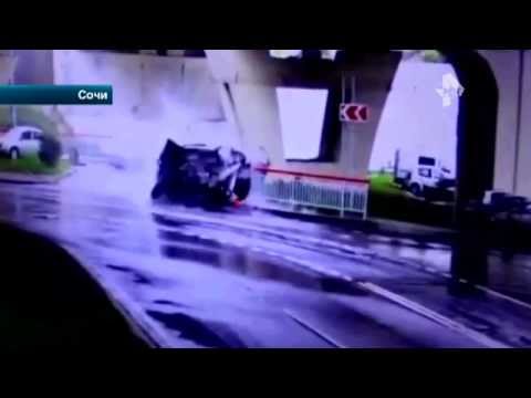 Автомобил пада от естакада, шофьорът и спътникът остават живи и здрави
